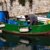 Infatti era qui che un tempo queste imbarcazioni venivano costruite e riparate dalle mani di sapienti maestri d�ascia (calafat�re). Un mestiere ormai scomparso, che ha portato gli stessi pescatori a imparare a rattoppare il proprio scafi...
